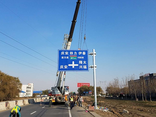 本地本地道路护栏网网片该如何进行正确的选购呢？